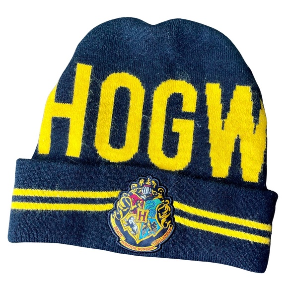 Harry Potter Hogwarts Beanie Hat Black Gold Coat of Arms - Picture 1 of 6